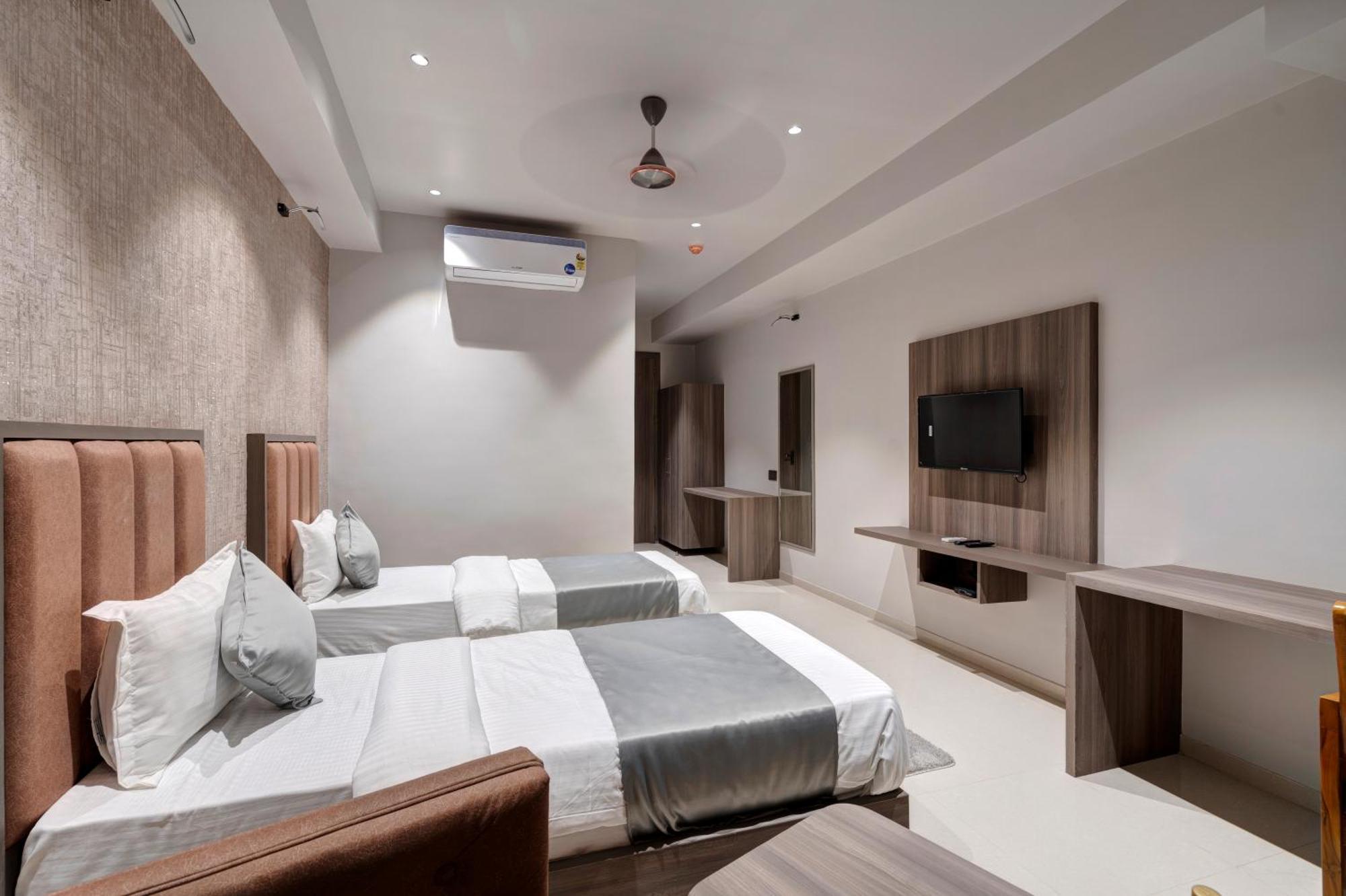 Hotel Sparsh Divine Ahmedabad Exterior photo