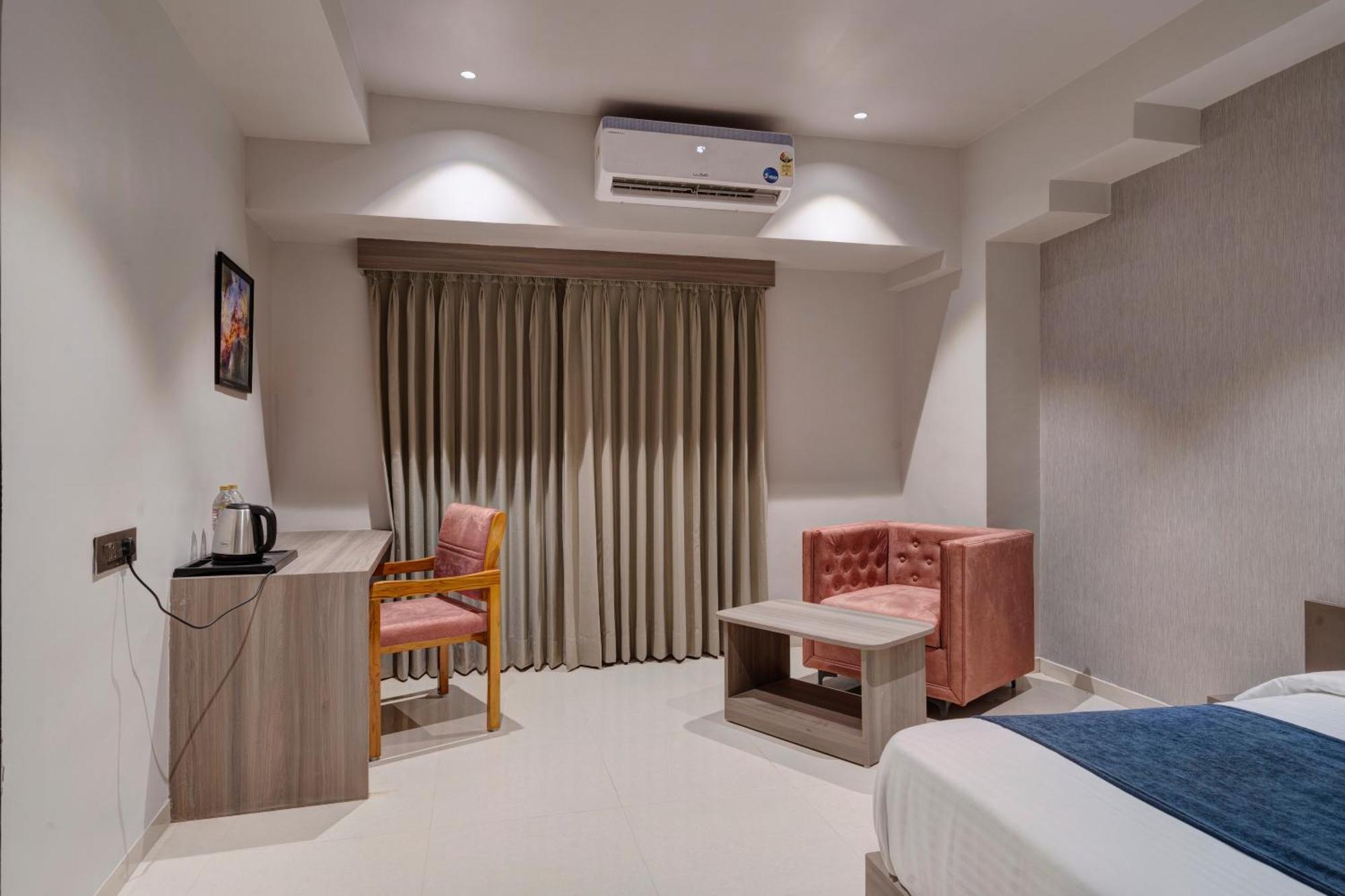 Hotel Sparsh Divine Ahmedabad Exterior photo