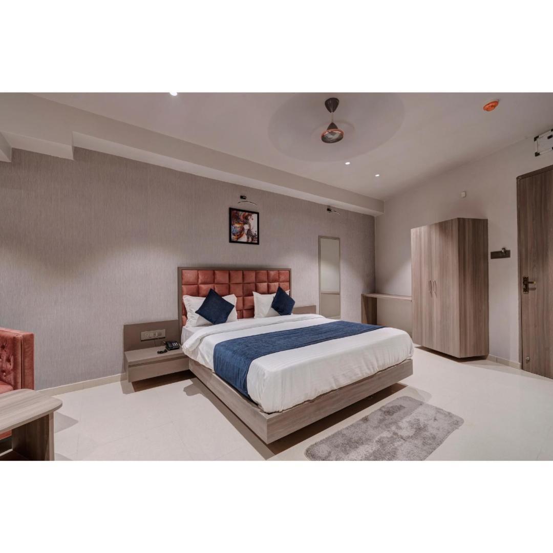 Hotel Sparsh Divine Ahmedabad Exterior photo